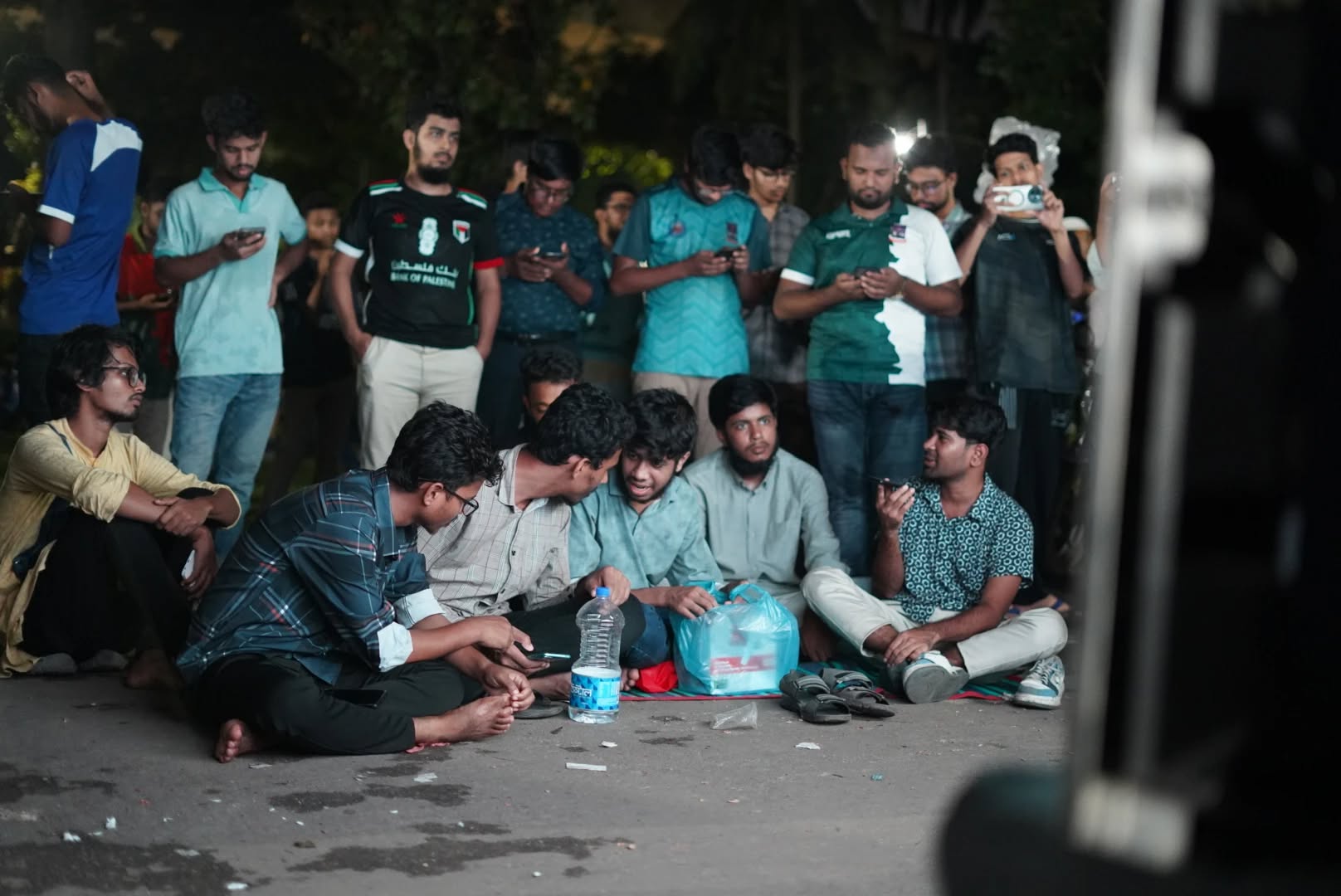 চলছে ডাকসুর ভোট গণনা। কেন্দ্রে বাহিরে এলইডি প্যানেলে পর্যবেক্ষণ করছে শিক্ষার্থীরা।